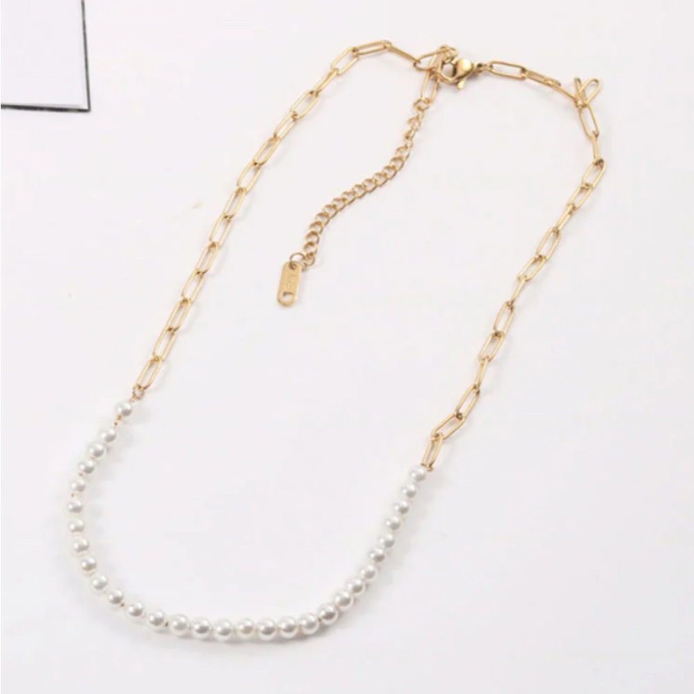 Gold chain & pearls necklace